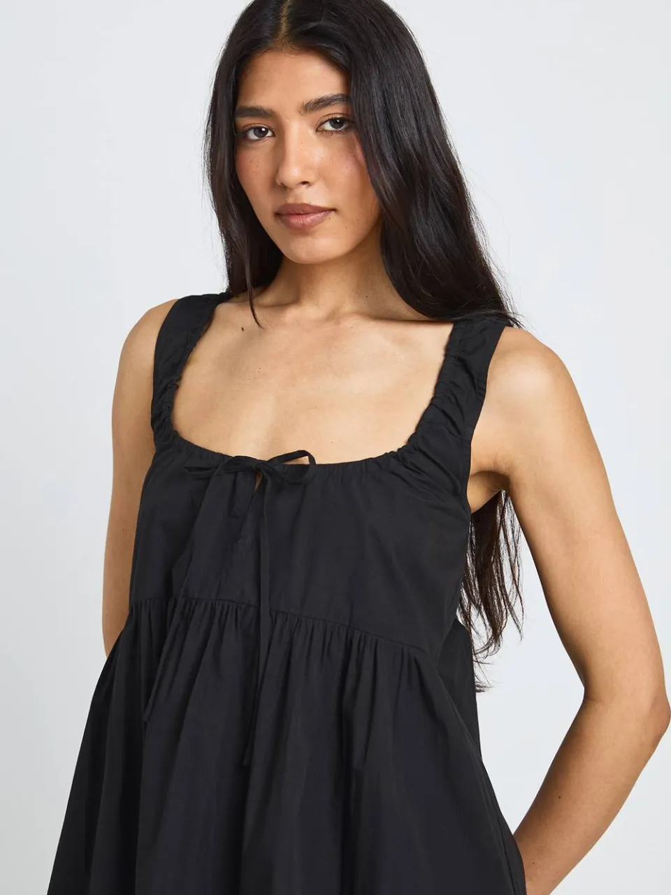 boohoo Dames Lange Jurk Met Strikdetail Vooraan Mini Smock Model zwart, foto 4
