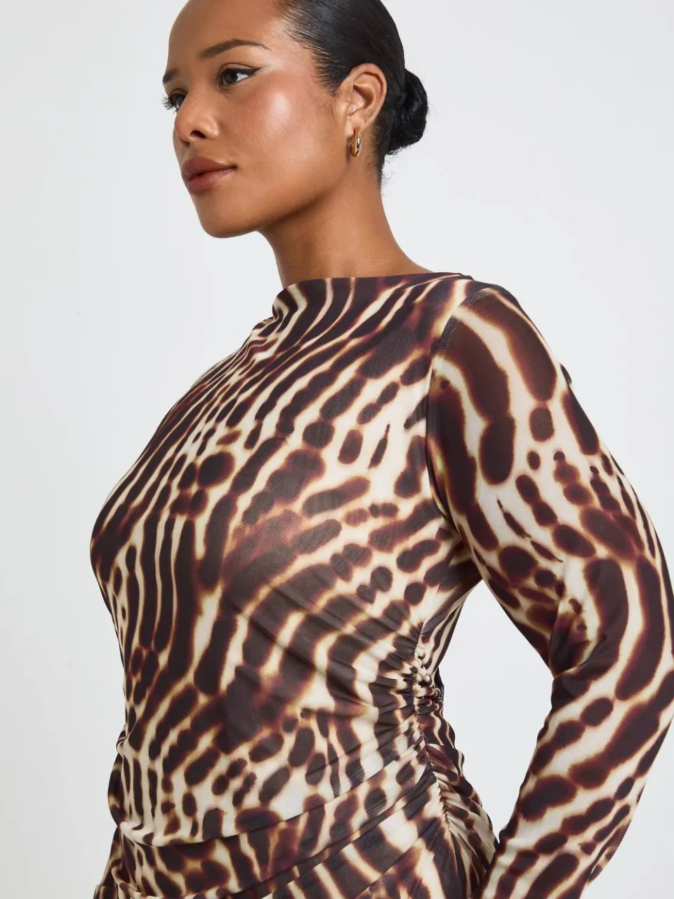 boohoo Dames Plus Grote Bloemenprint Geplooid Mini Shift Jurk bruin, foto 4