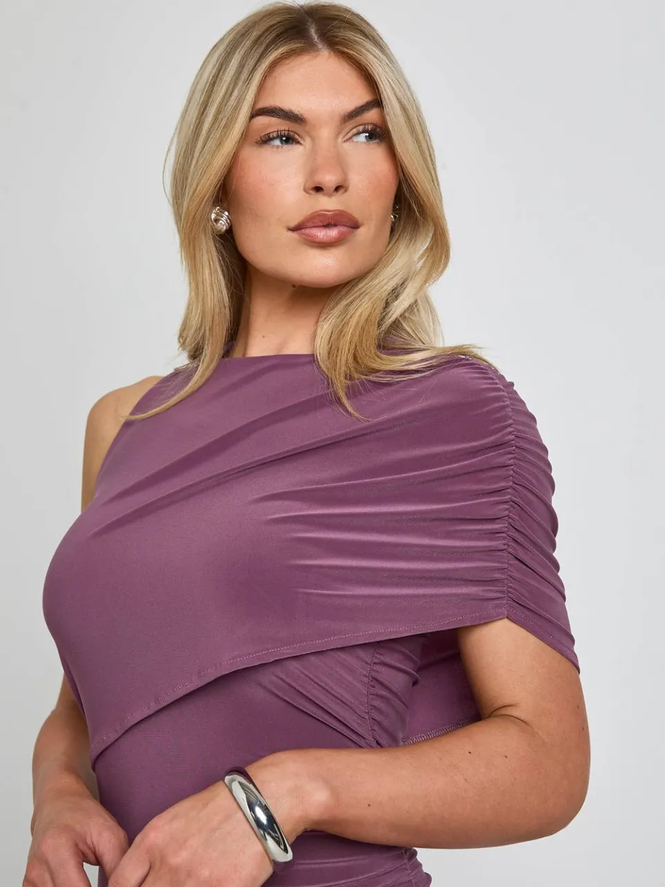 boohoo Dames Slinky Asymmetrische Hals Geplooid Detail Maxi Jurk moerbei, foto 4