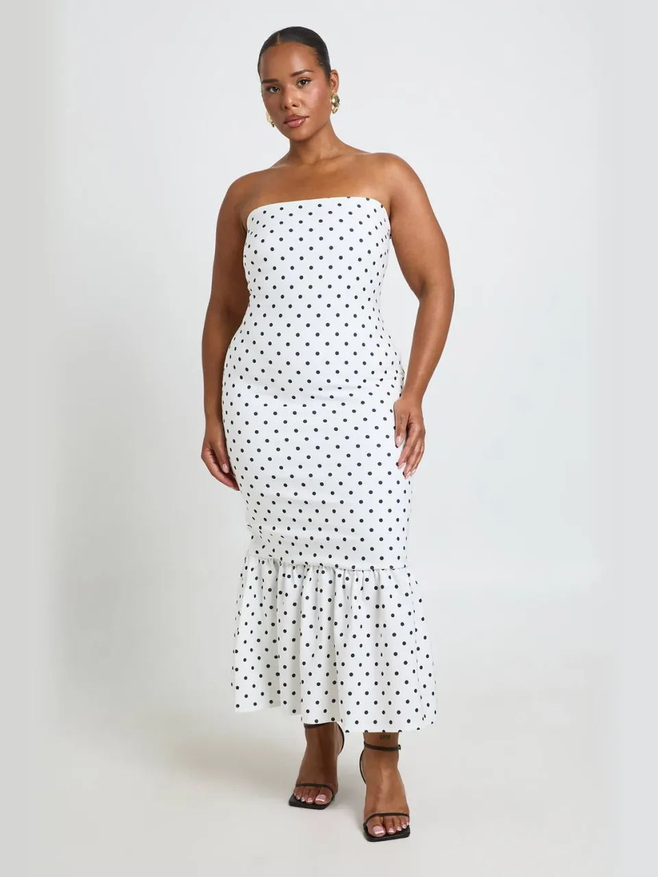 boohoo Dames Plus Polkadot Bandeau Jurk Met Peplum Zoom In Midaxi Lengte wit, foto 2