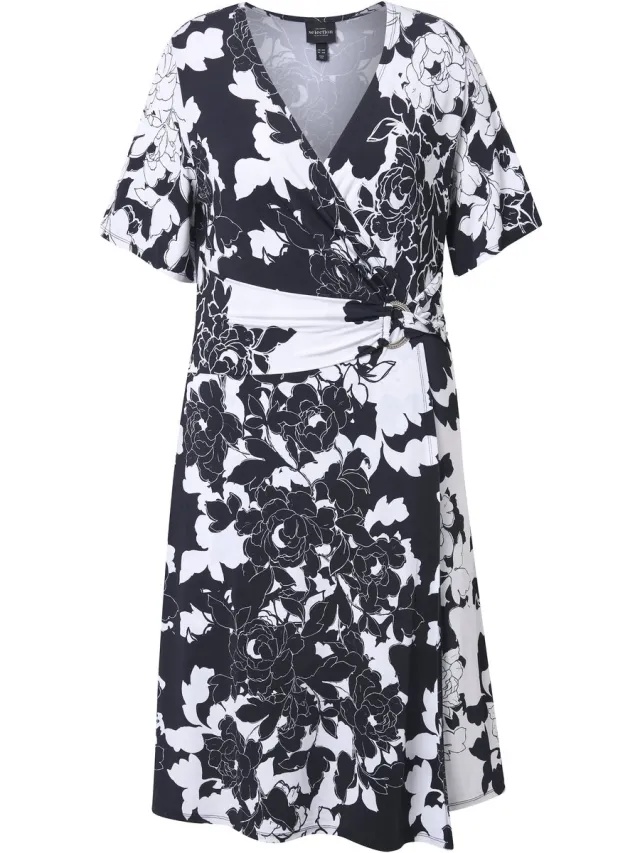 Ulla Popken Dames - Slinky jurk bloemen gedrapeerd V-hals halve mouwen - Zwart - Maat 58+
