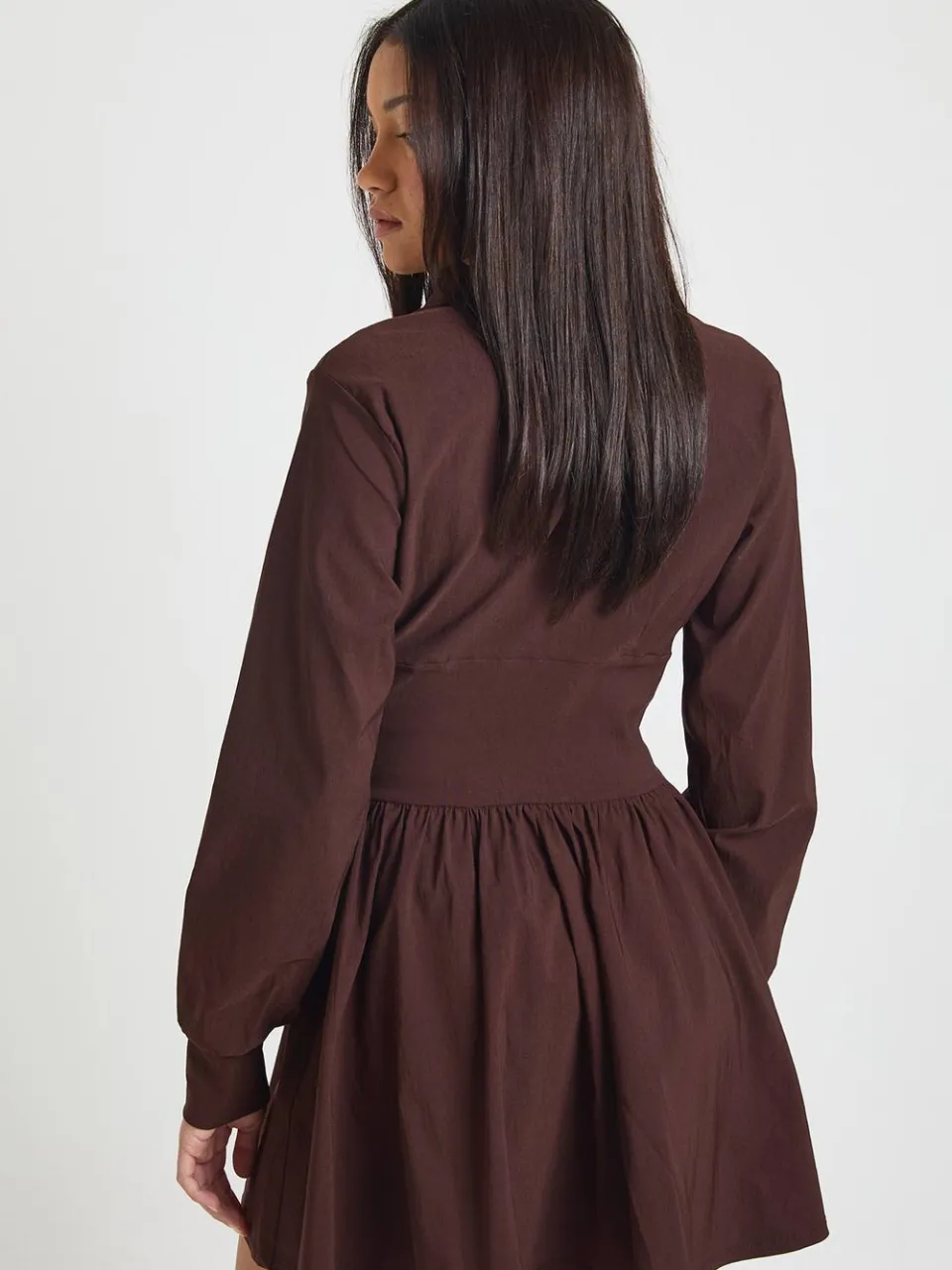 boohoo Dames Bengaline Jurk met Getailleerde Taille en Lange Mouwen in Skater Stijl chocoladebruin, foto 2