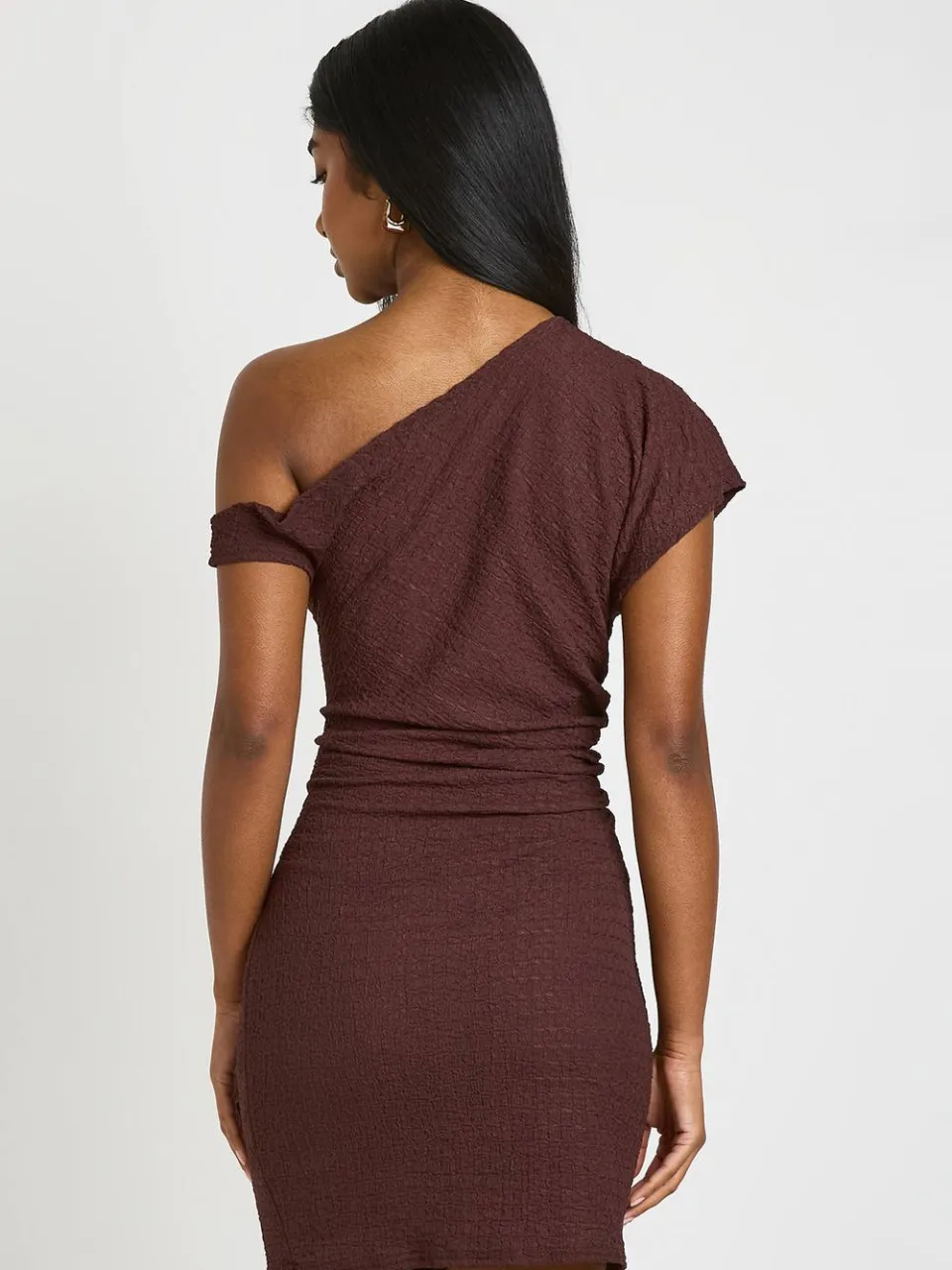 boohoo Dames Gestructureerde Mini-jurk Met Gerimpelde Taille En Asymmetrische Halslijn chocoladebruin, foto 3