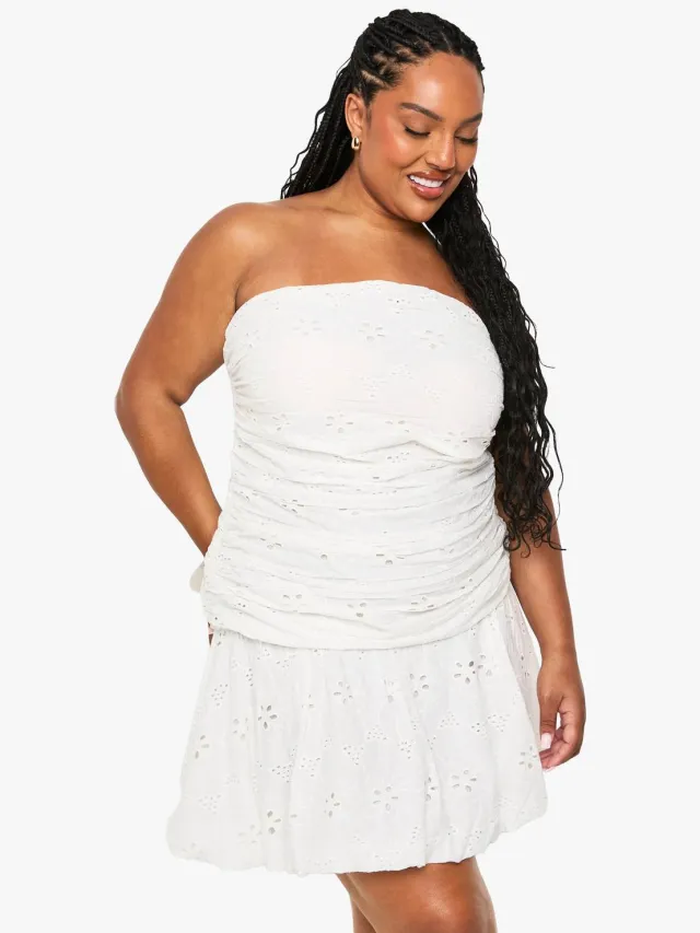 boohoo Dames Plus Bandeau Broderie Skater Jurk Wit