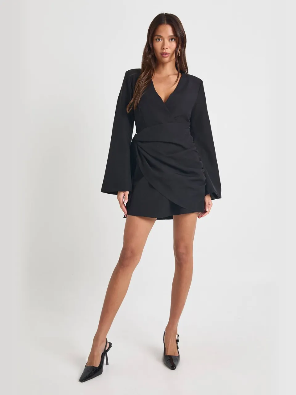 boohoo Dames Kraagloze, gedrapeerde blazerjurk met band in de taille zwart, foto 3