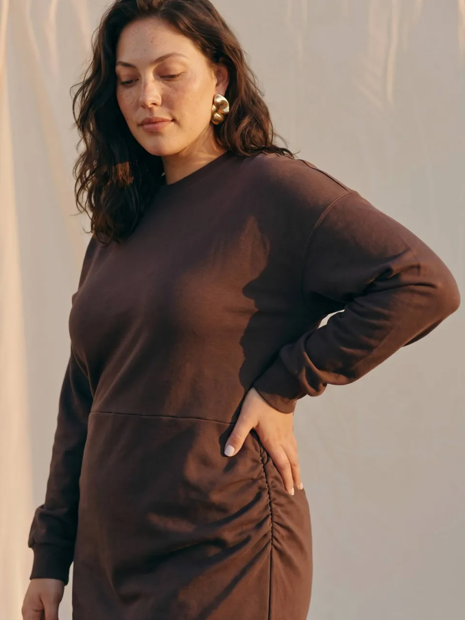 Vero Moda Curve x Wehkamp sweatjurk Plus Size - donkerbruin, foto 6