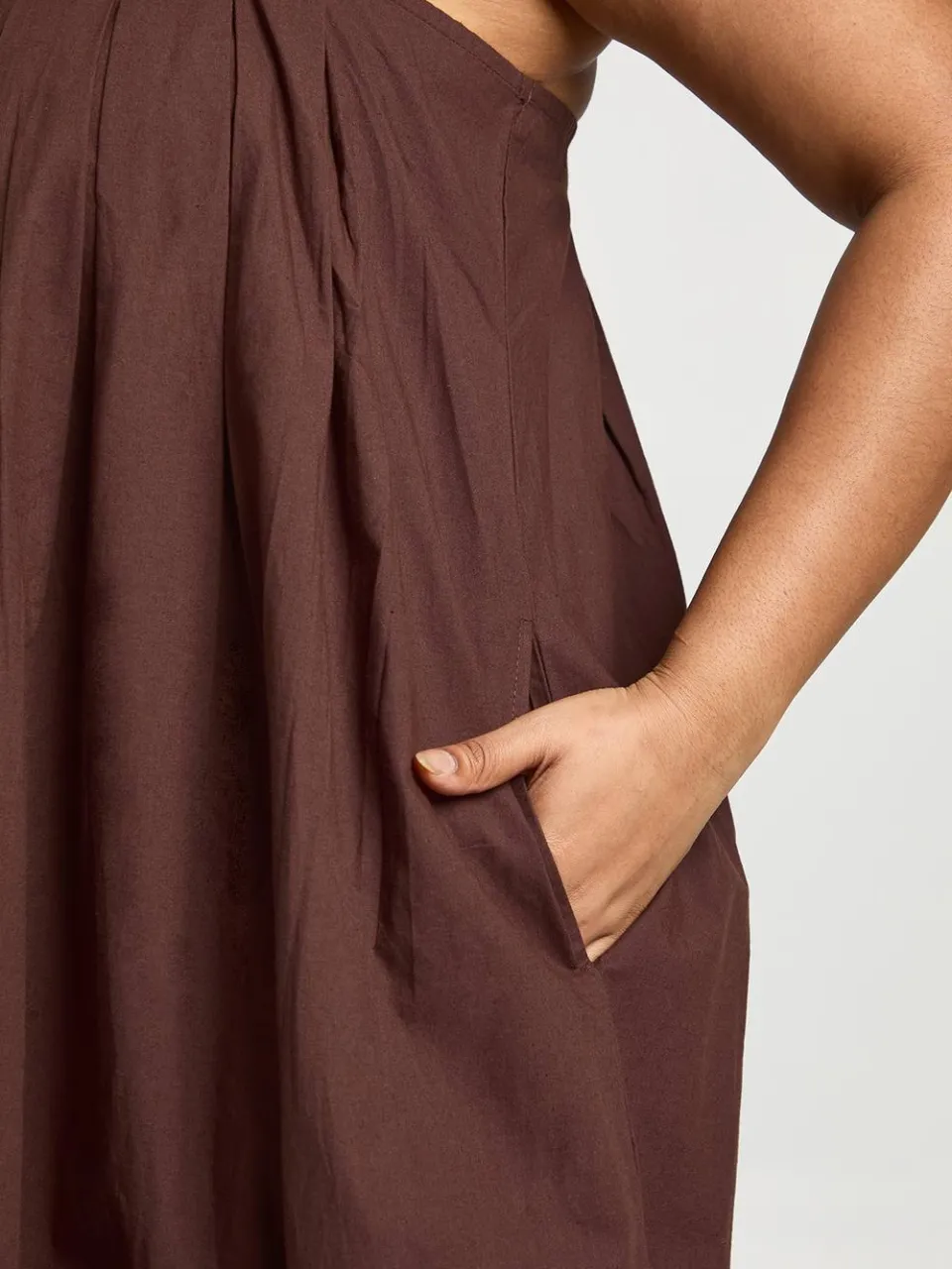 boohoo Dames Plus Katoenen Poplin Geplooide Volume Maxi Jurk chocoladebruin, foto 4