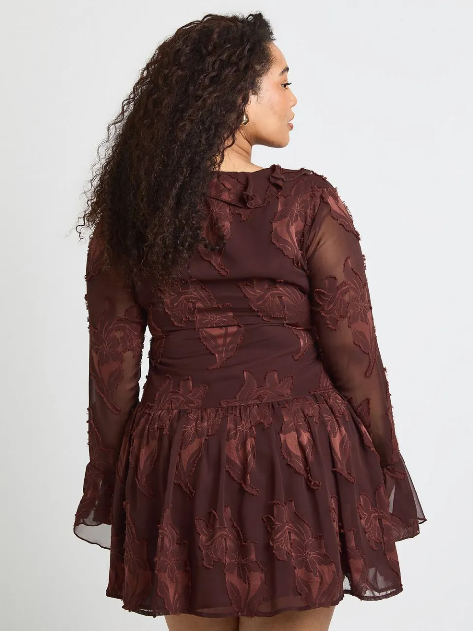 boohoo Dames Plus Bloemen Burnout Jurk met Asymmetrische Zoom Mini chocoladebruin, foto 3