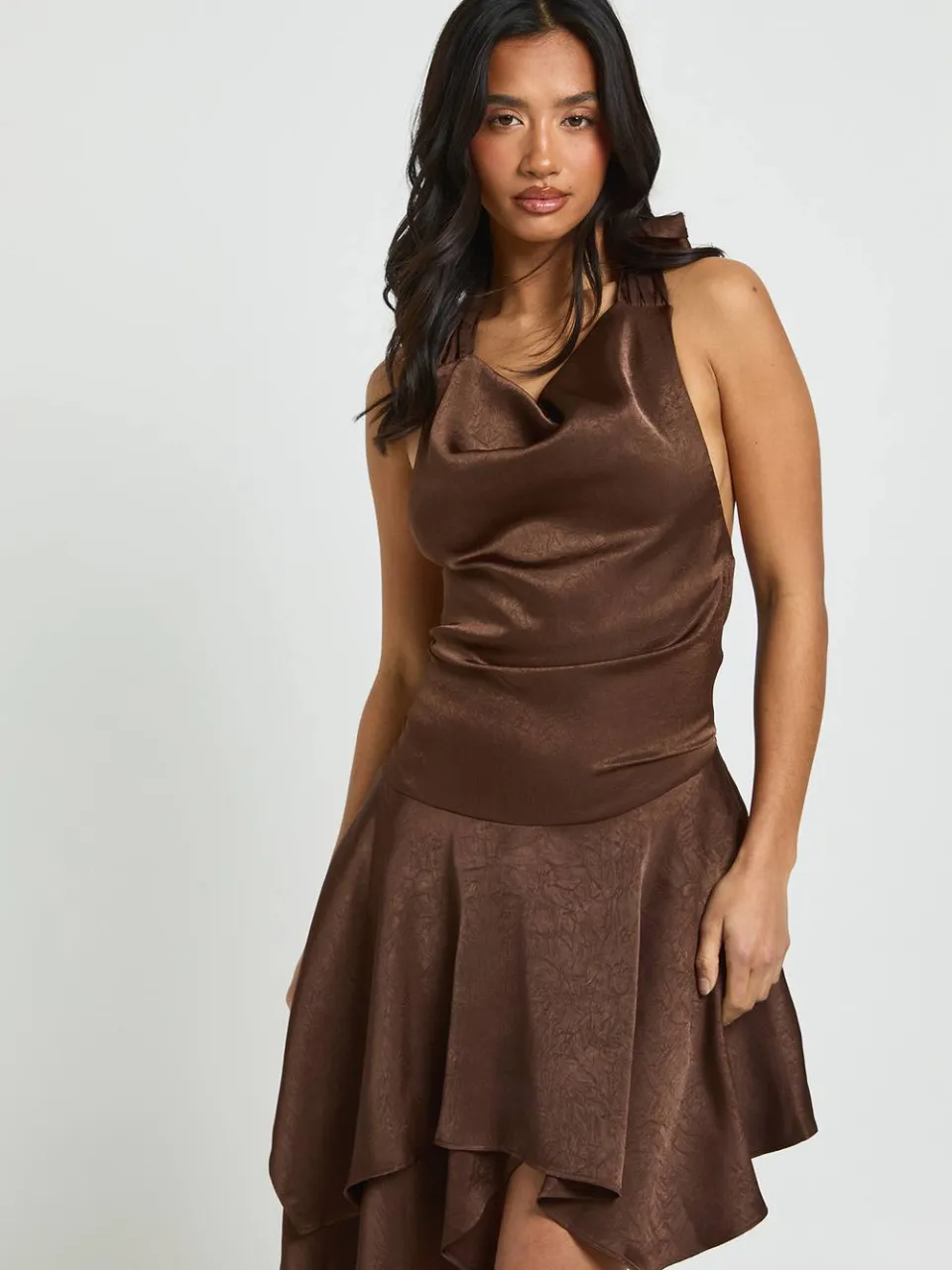 boohoo Dames Petite Getextureerde Satijnen Cowl Hals Mini Jurk chocoladebruin, foto 3