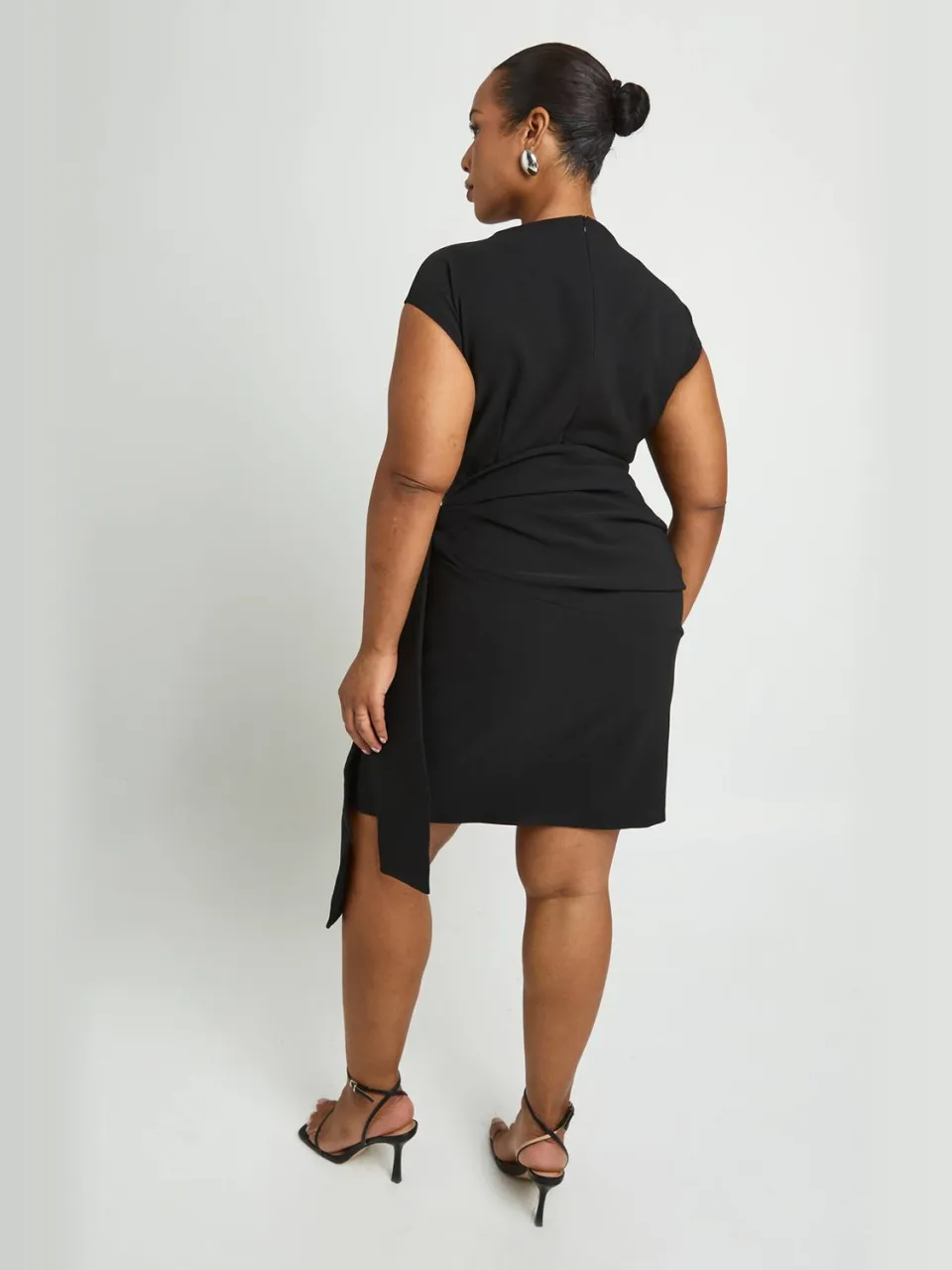 boohoo Dames Mini-jurk Met Slash Hals En Gedrapeerd Strikdetail zwart, foto 2