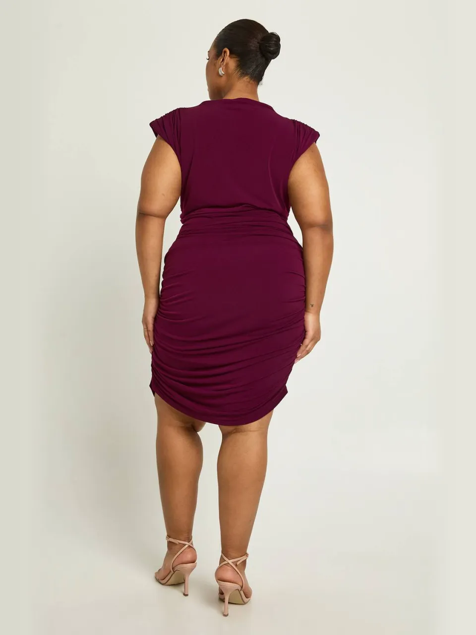boohoo Dames Plus Slinky Schoudervulling Minijurk blackcurrant, foto 2