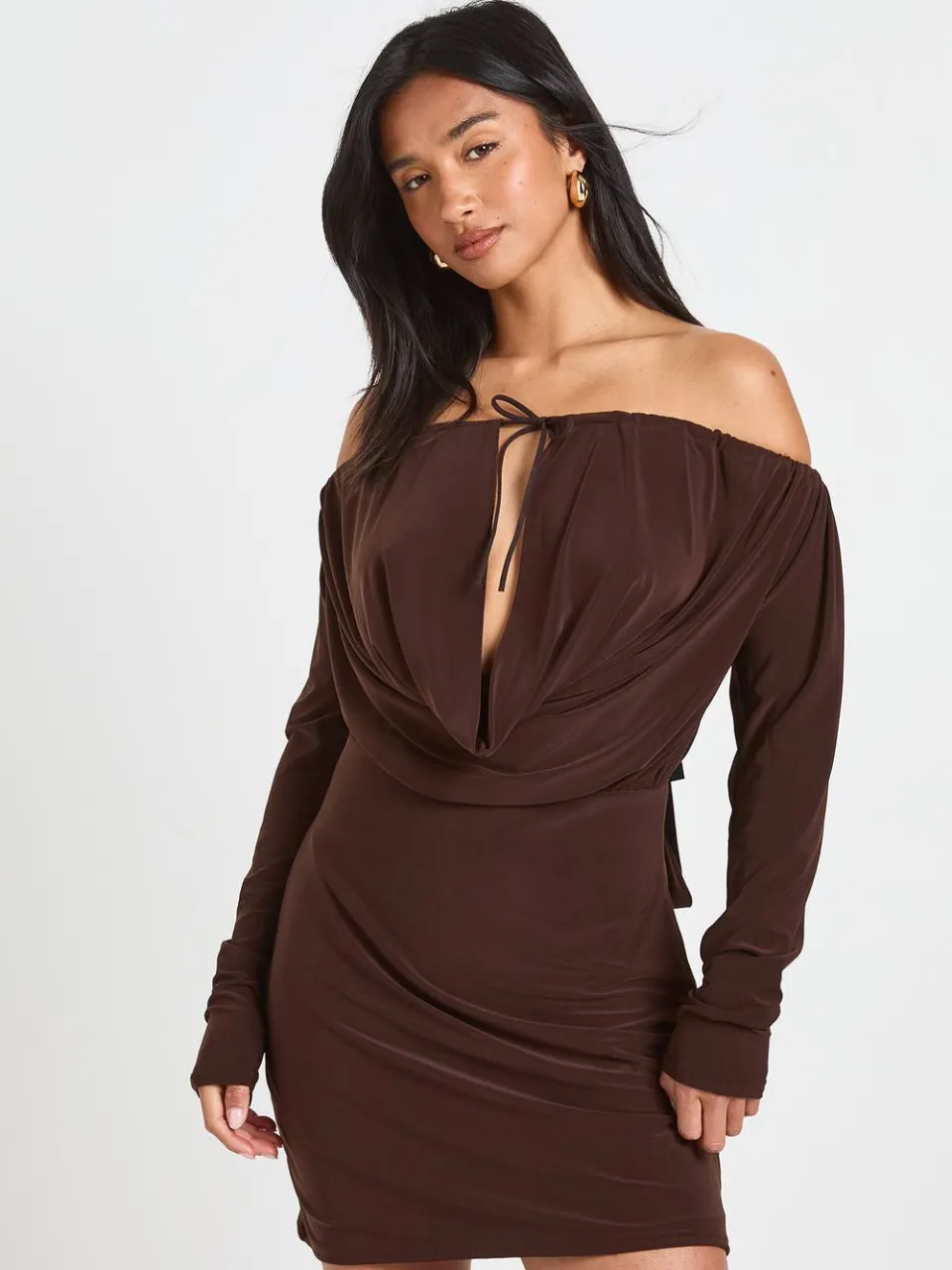 boohoo Dames Petite Slinky Bardot Jurk Met Gedrapeerde Voorkant Bodycon chocoladebruin, foto 2