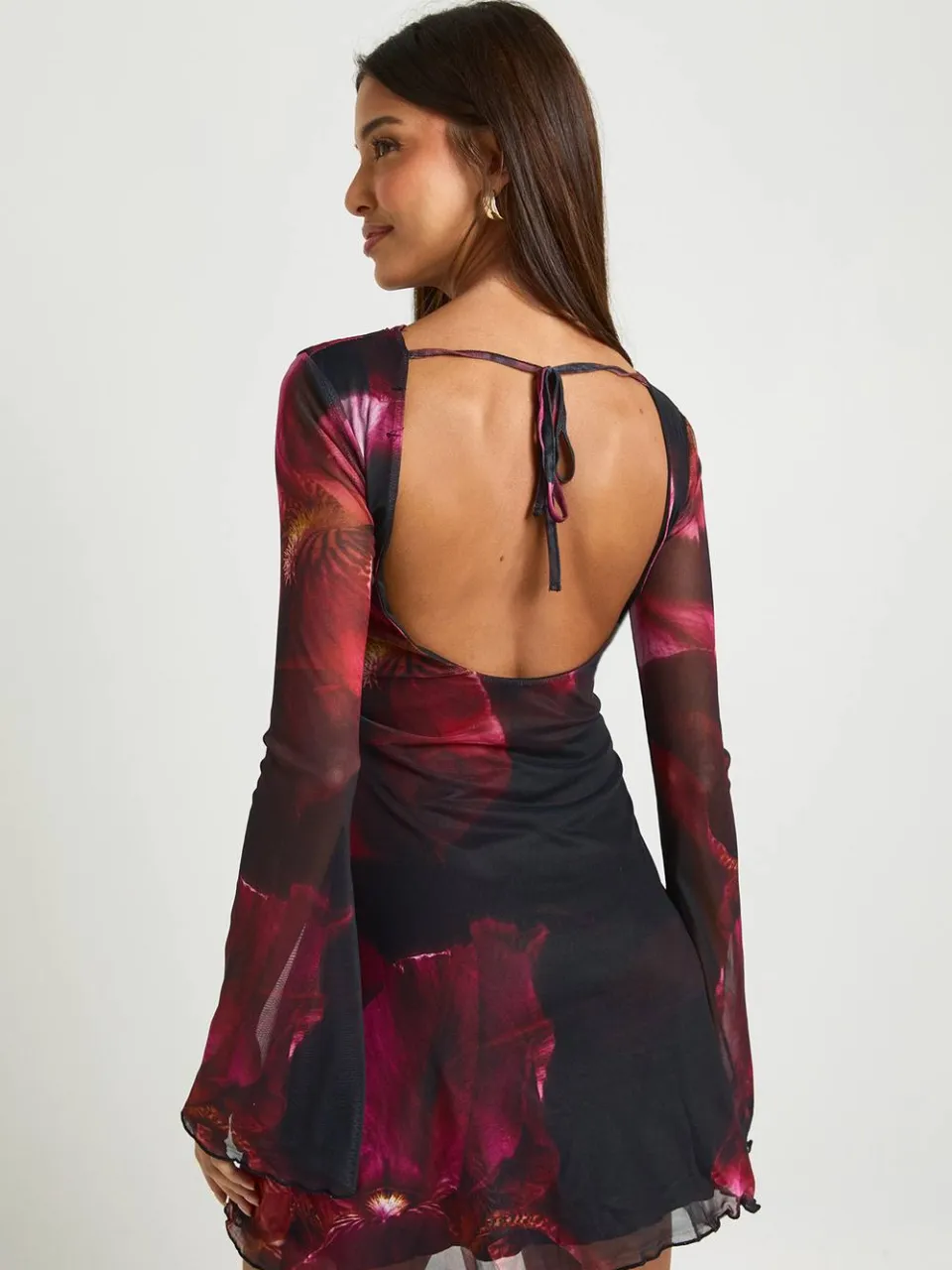 boohoo Dames Blur Bloemmotief Gaas Uitlopende Mouw Mini-jurk zwart, foto 3