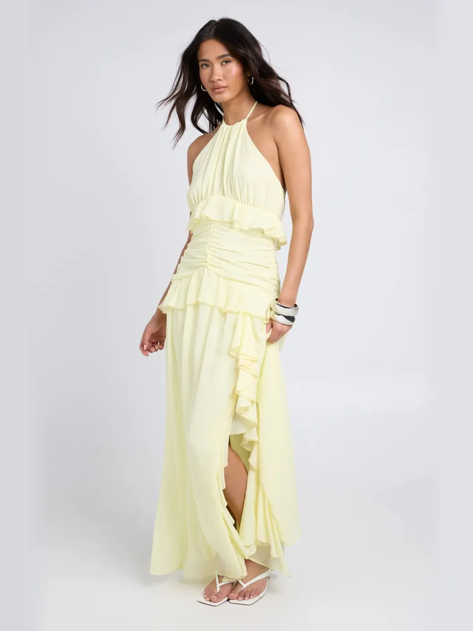 boohoo Dames Halternek Chiffon Maxi Jurk Met Ruches Detail citroen, foto 3