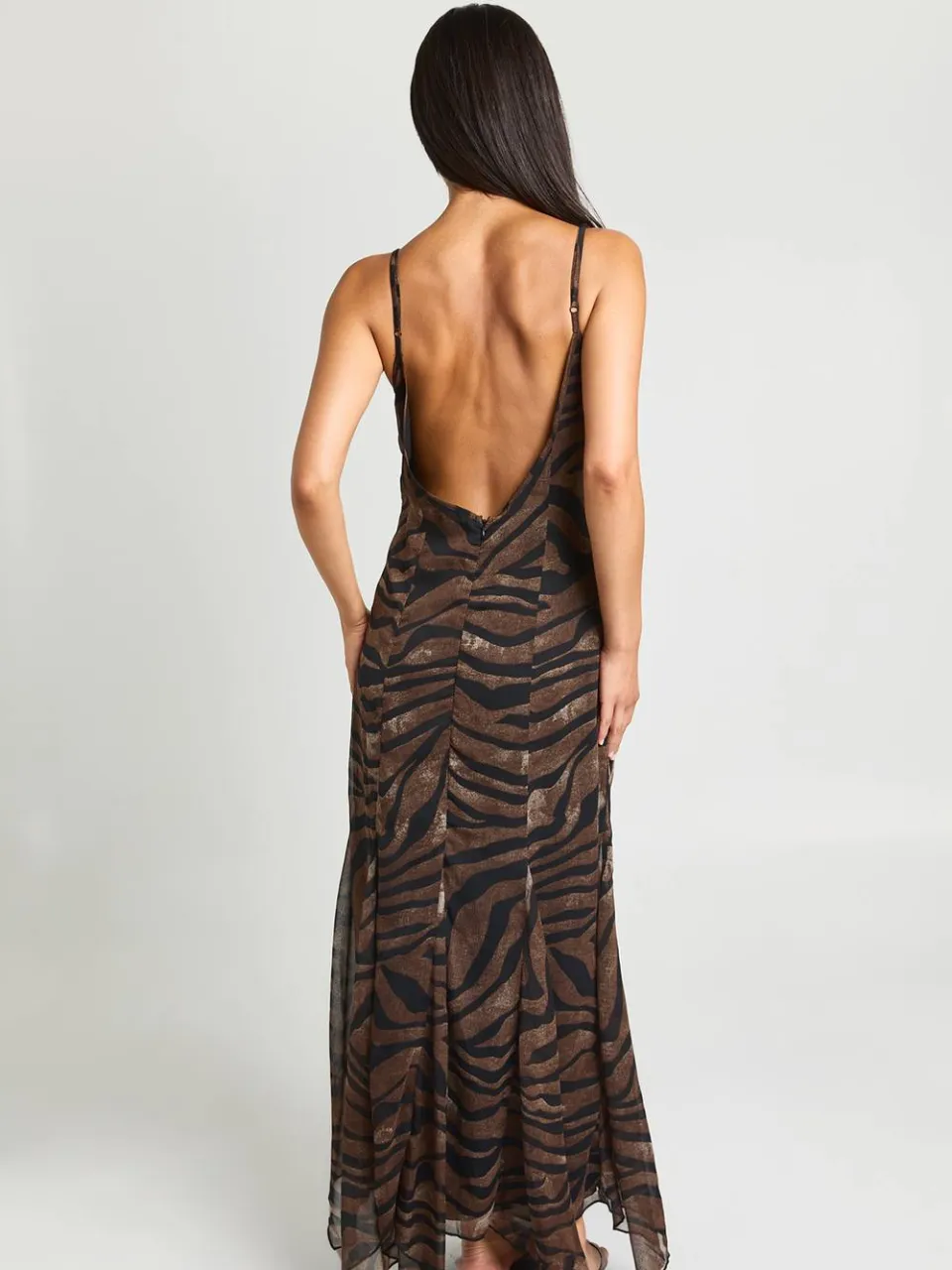 boohoo Dames Maxi Jurk Met Tonaal Dierenprint En Bandjes chocoladebruin, foto 3
