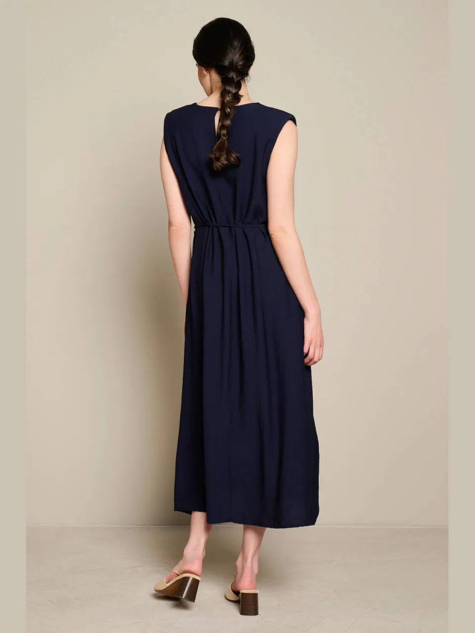 LOLALIZA midi jurk met ceintuur - donkerblauw, foto 5