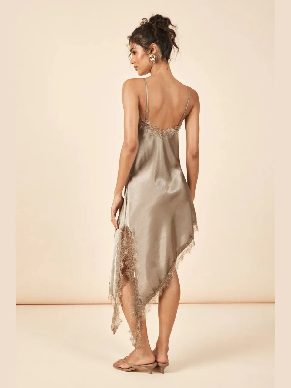 boohoo Dames Satijnen & Kanten Asymmetrische Slip Jurk steen, foto 2