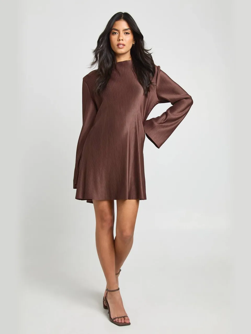 boohoo Dames Plisse Mini-jurk Met Uitlopende Mouwen Chocoladebruin