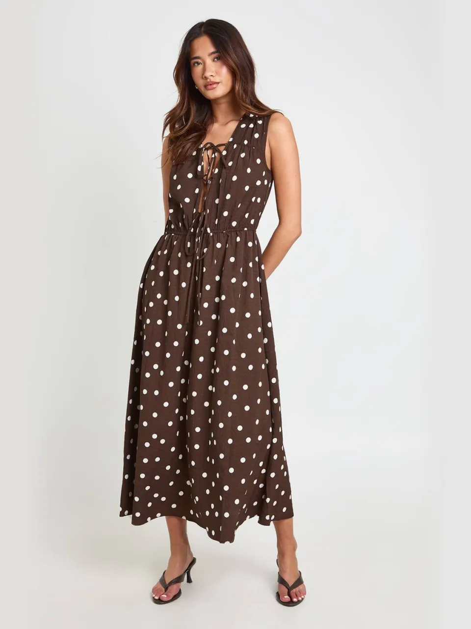 boohoo Dames Polkadot Jurk Met Strikdetail Midaxi Lengte chocoladebruin, foto 3