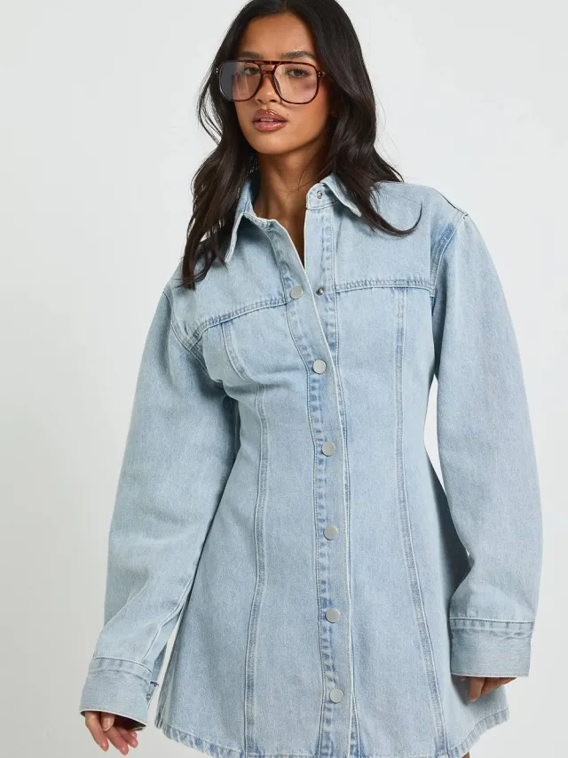 boohoo Dames Petite Denim Jurk Met Lange Mouwen En Getailleerde Taille Gebleekt Blauw