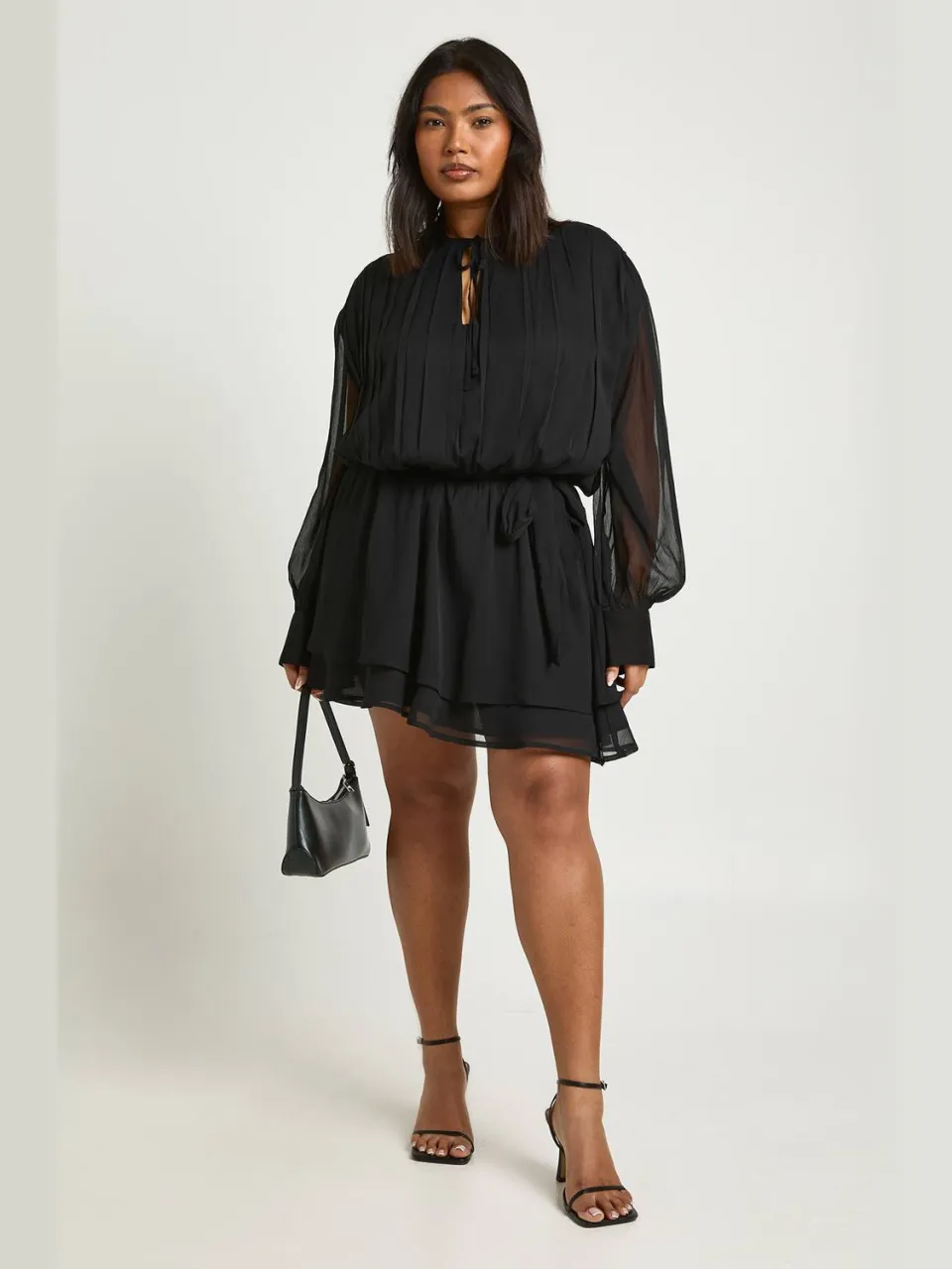 boohoo Dames Plus Chiffon Blouson Ruffle Strikceintuur Skater Jurk zwart, foto 2