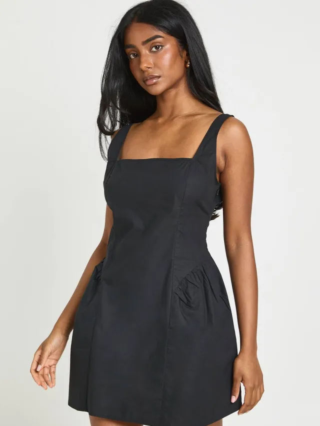 boohoo Dames Mini Jurk Met Vierkante Hals En Wijde Rok In Poplin Zwart