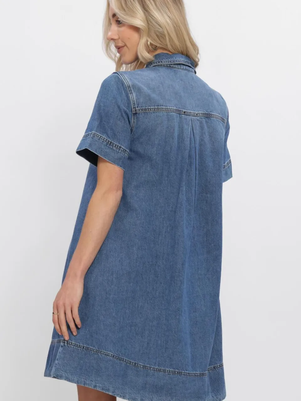 MSCH Copenhagen Knie-lange denimjurk met drukknoopsluiting model 'Turo Alena', foto 6