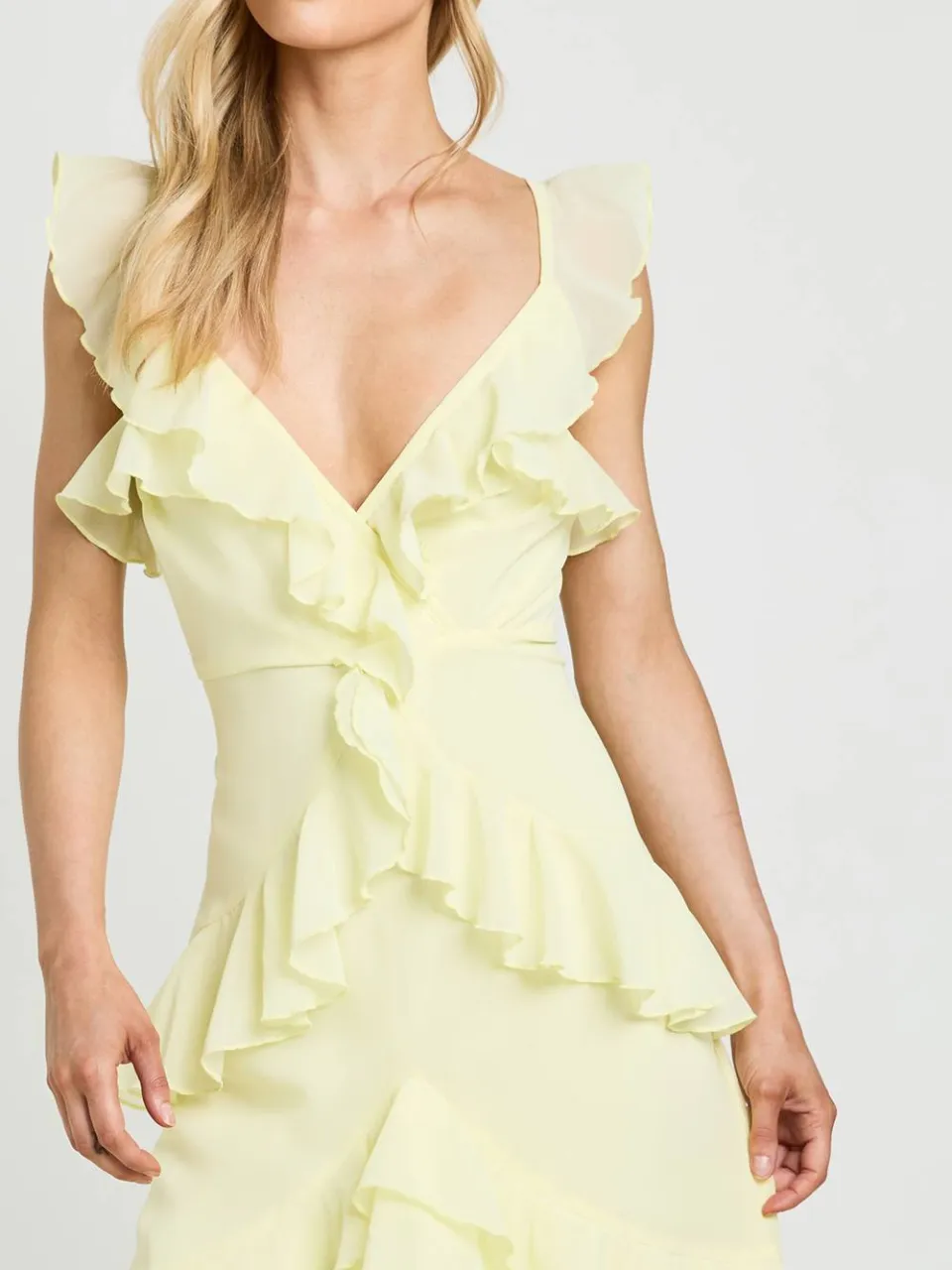 boohoo Dames Petite Chiffon Gelaagde Ruches Detail Maxi Jurk citroen, foto 4