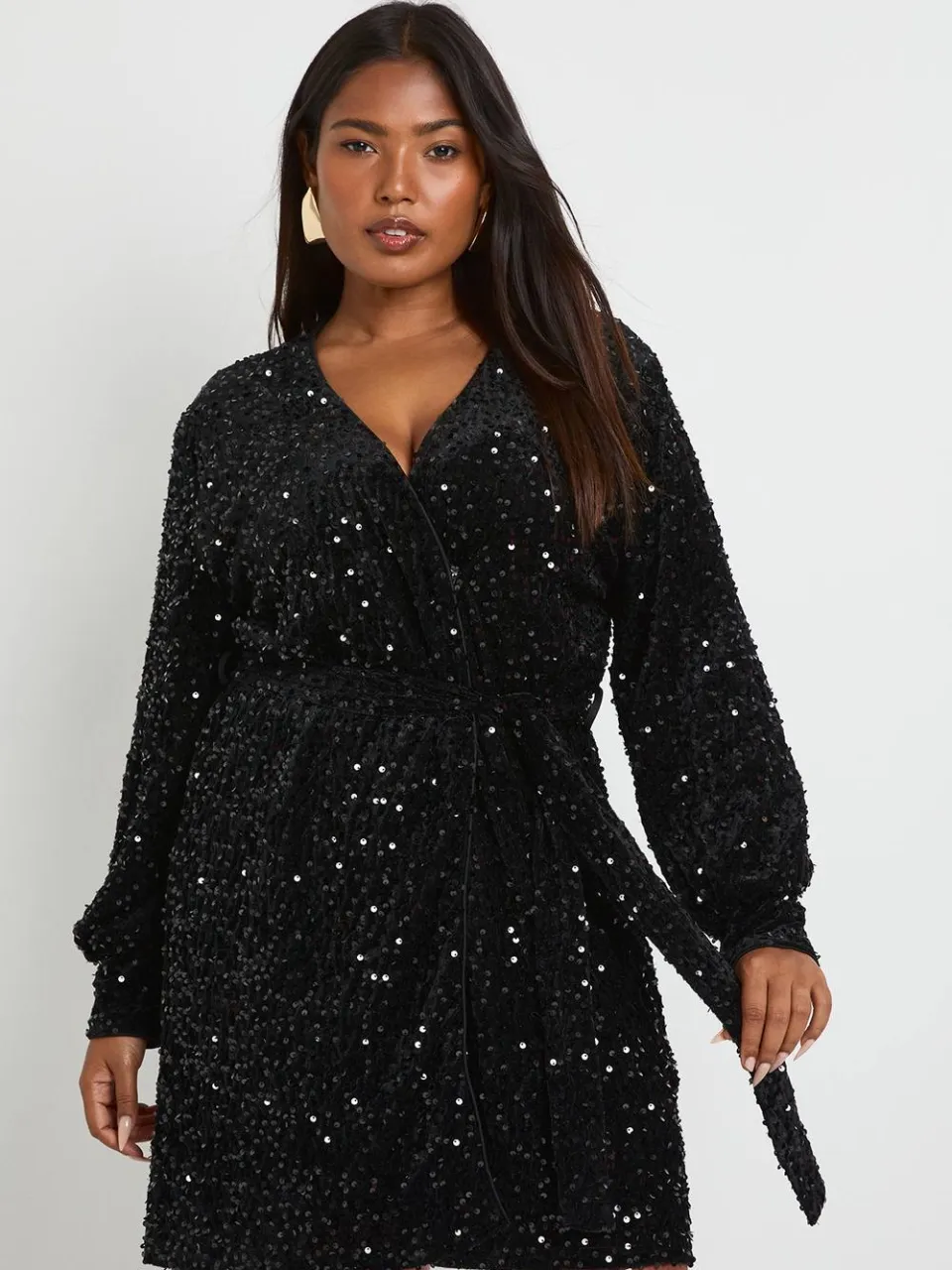 boohoo Dames Plus fluwelen pailletten wikkel minijurk zwart, foto 3