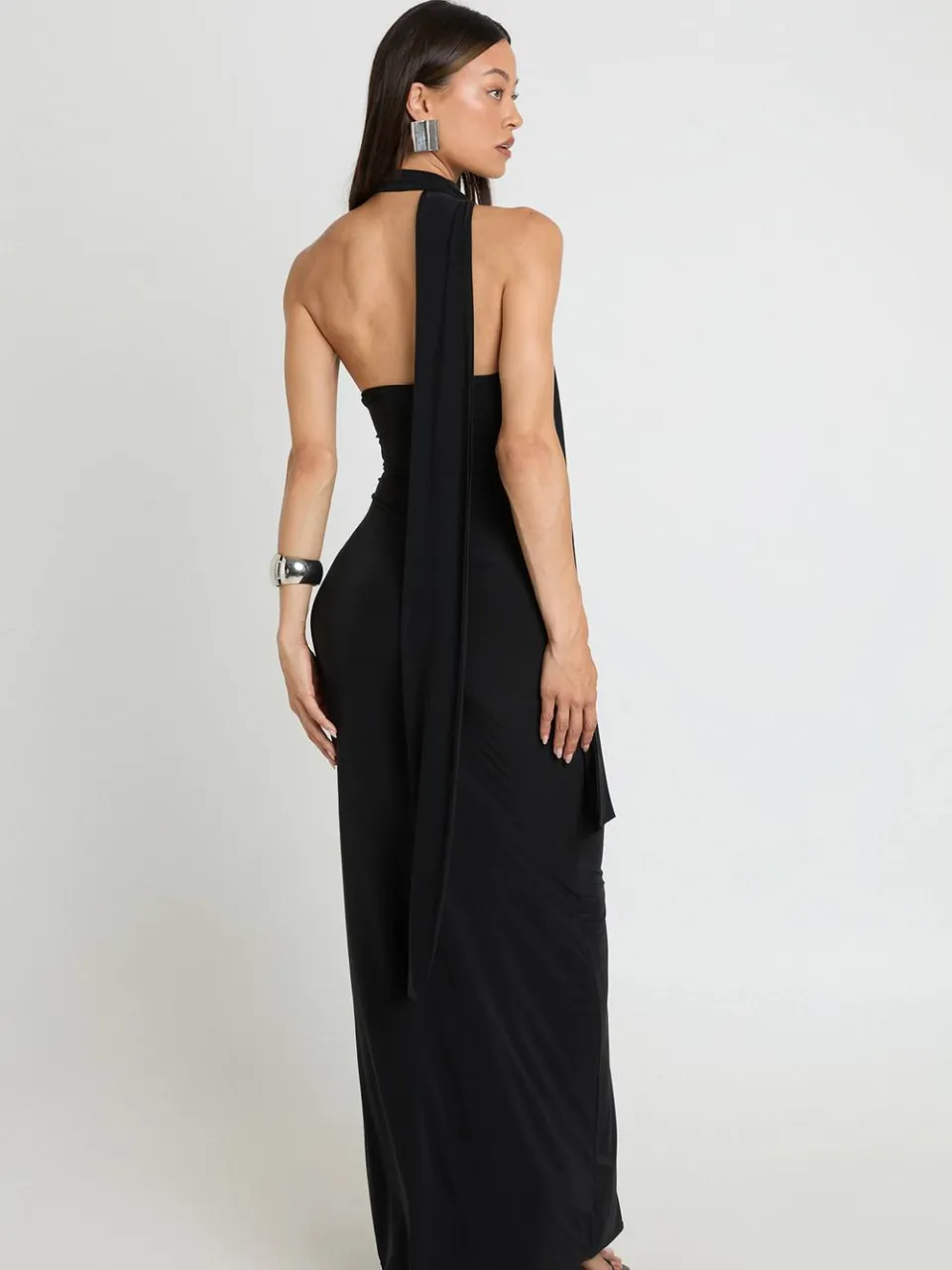 boohoo Dames Lange Colum Maxijurk Met Hoge Hals, Sjaalomslagdetail En Tailleknoop zwart, foto 2