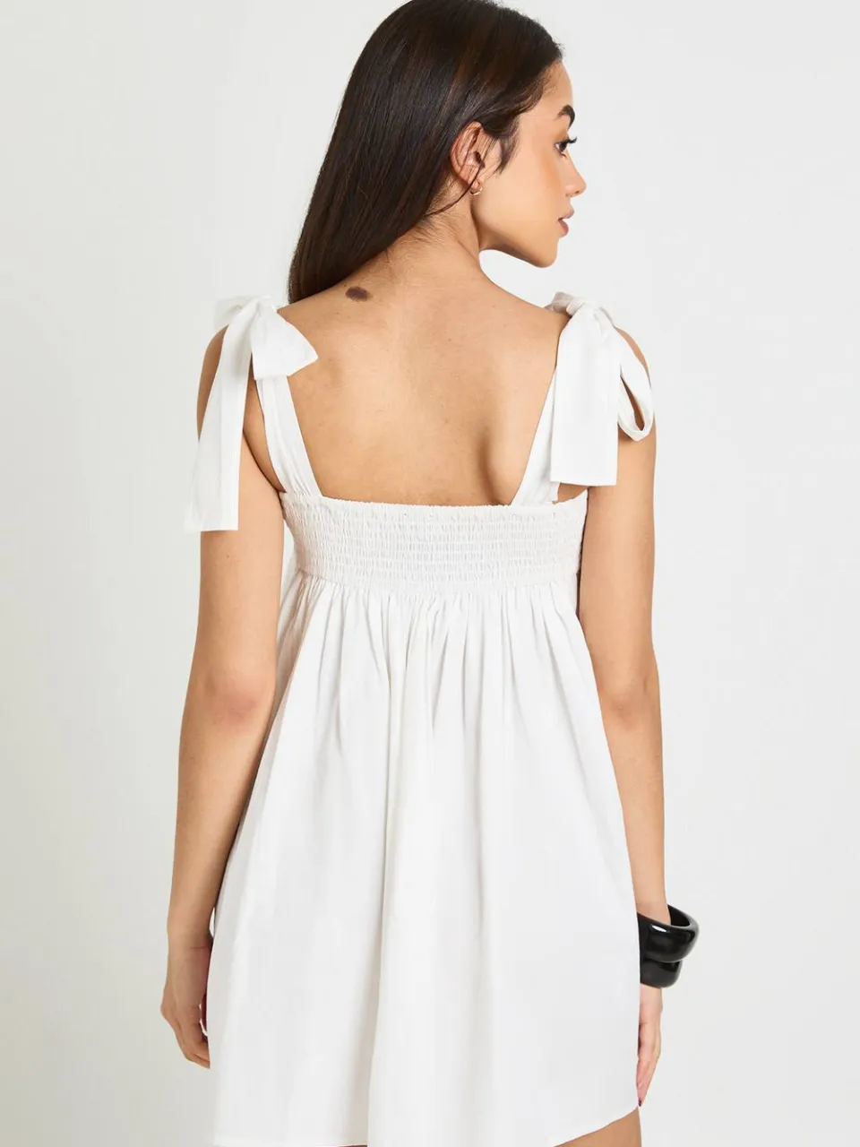 boohoo Dames Mini Smock Jurk Met Strikschouders wit, foto 3