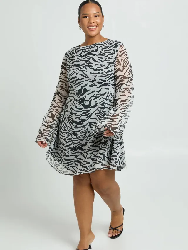boohoo Dames Plus zebra bedrukt chiffon mini-jurk met uitlopende mouwen Zwart