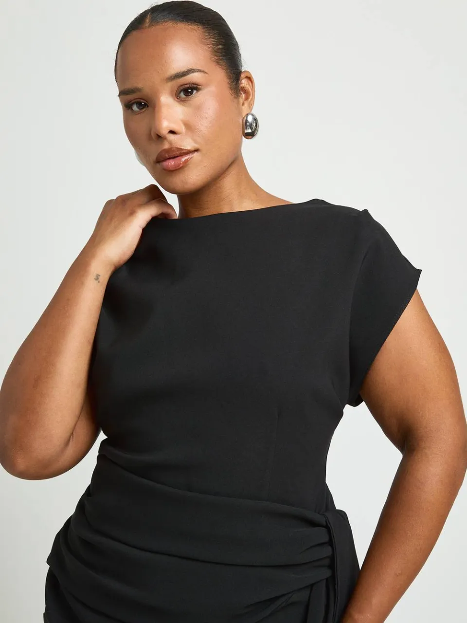 boohoo Dames Mini-jurk Met Slash Hals En Gedrapeerd Strikdetail zwart, foto 4