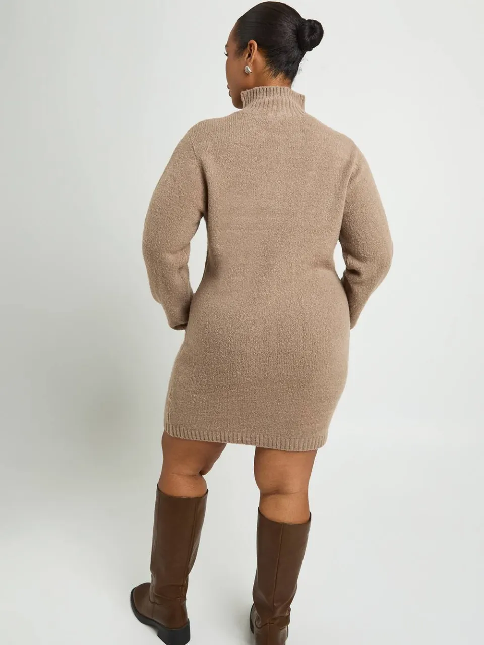 boohoo Dames Plus Trui-jurk Met Hoge Hals En Naaddetail In Gebreide Mini-lengte taupe, foto 2