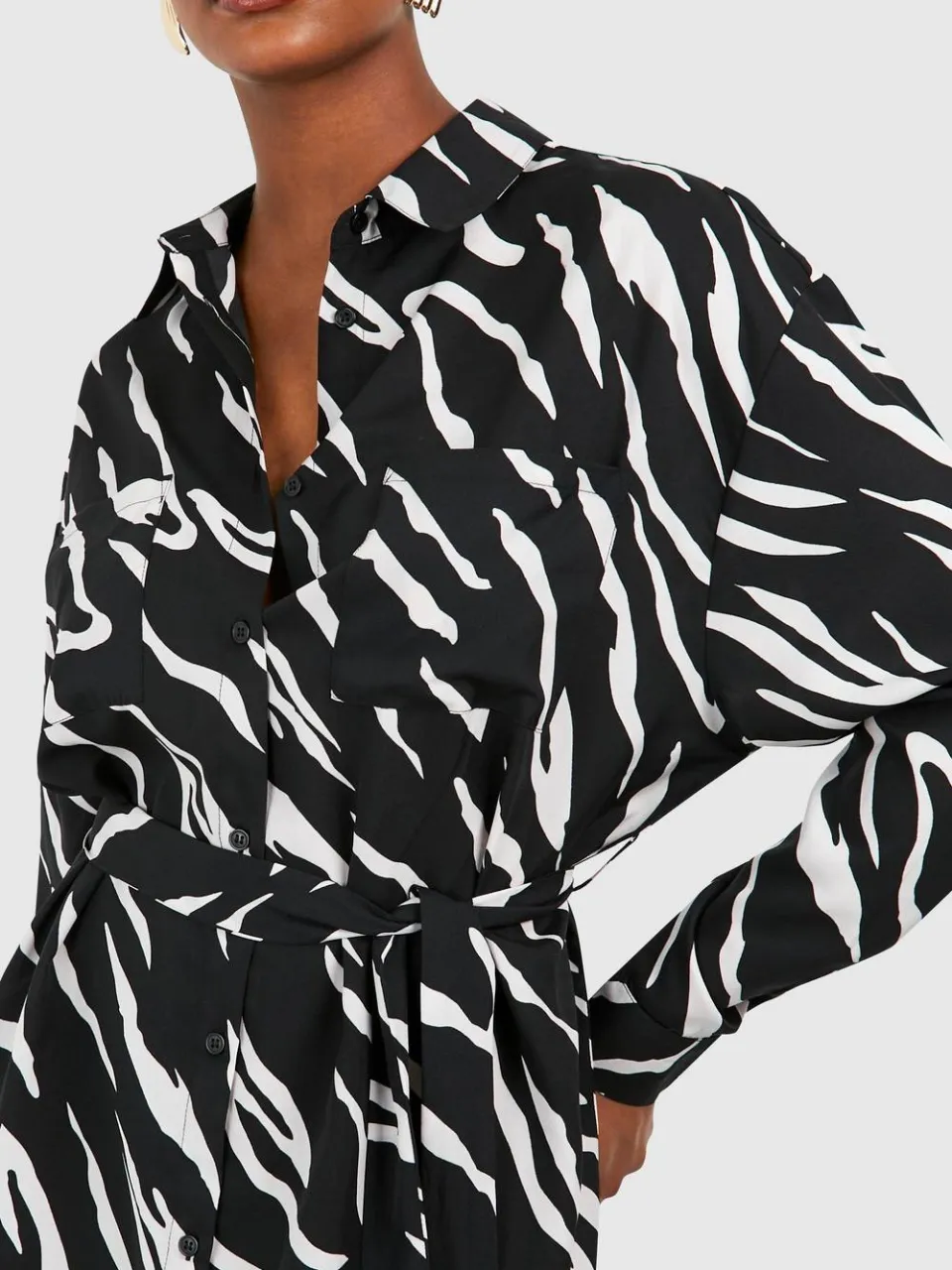 boohoo Dames Hoge Geweven Zebra Overhemdjurk met Ceintuur zwart, foto 4