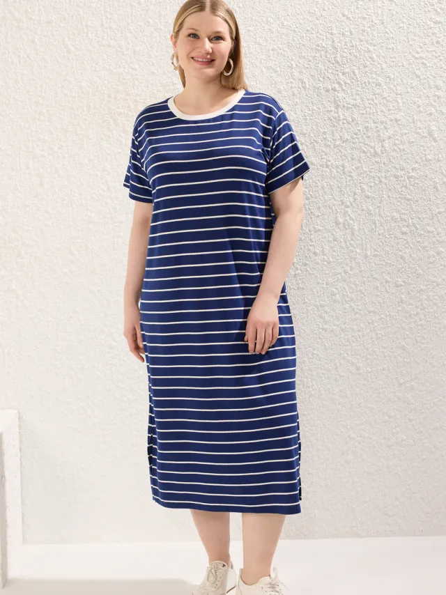 Trendyol Curve Dames Donkerblauw Gestreept Midi Kort Casual T-shirt Jurk Grote maten Jurk Marineblauw/Blauw