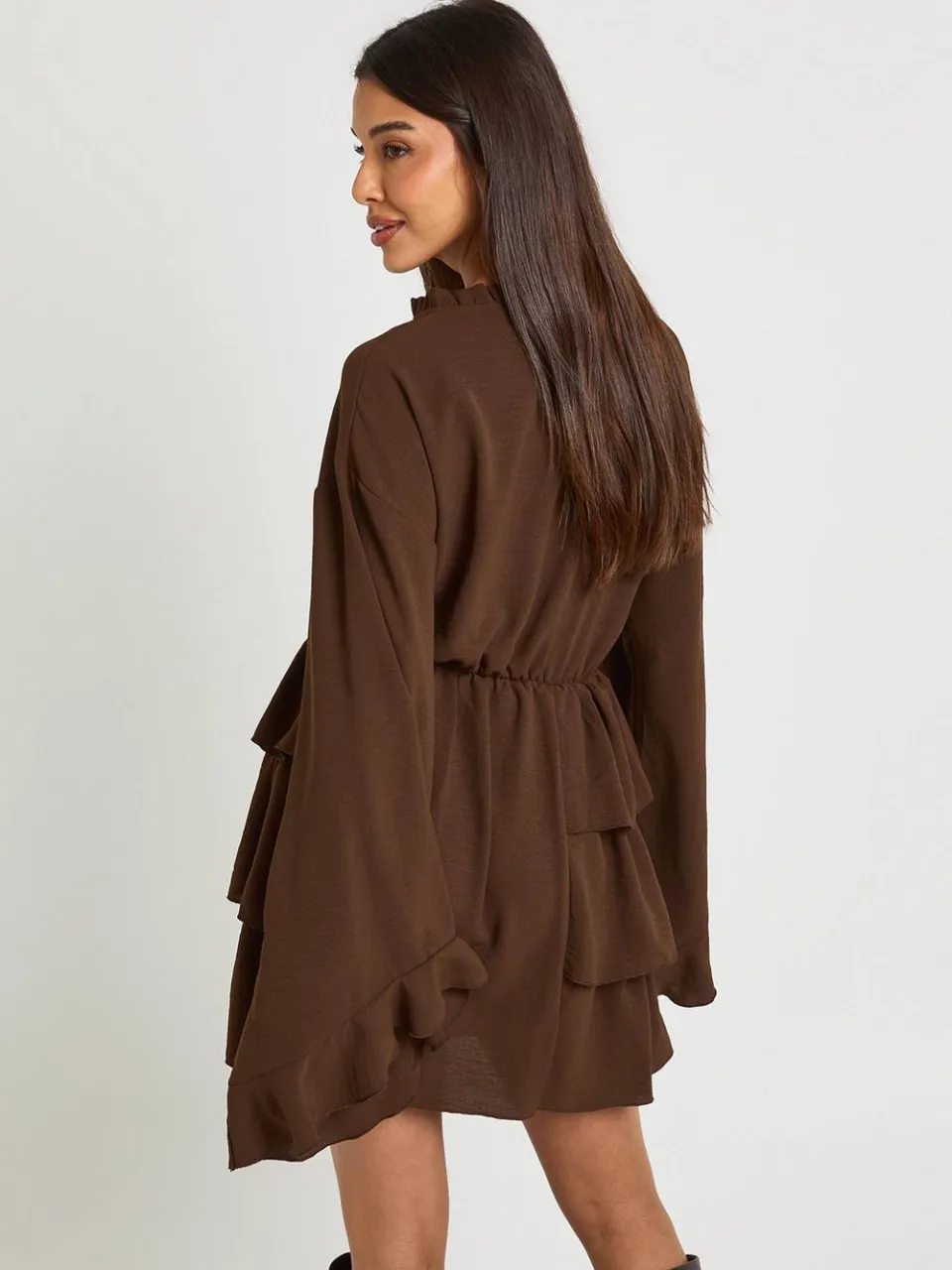boohoo Dames Gehamerde Ruffle Detail Smock Jurk chocoladebruin, foto 3