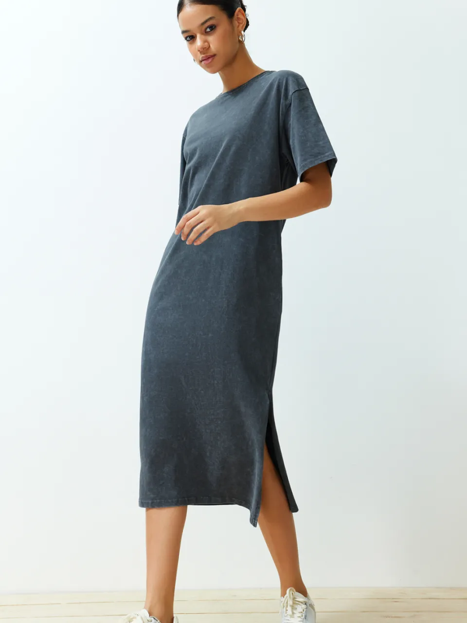 Trendyol TRENDYOLMİLLA Dames Grijs Effen Midi Kort Casual T-shirt Jurk Jurken, foto 2