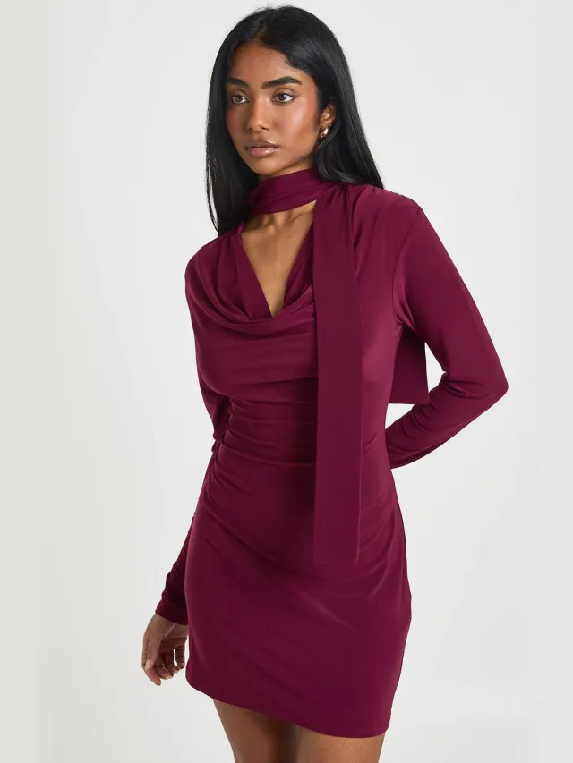 boohoo Dames Glanzende Mini-jurk Met Diepe V-hals, Sjaalkraag En Lange Mouwen Bordeaux Rood
