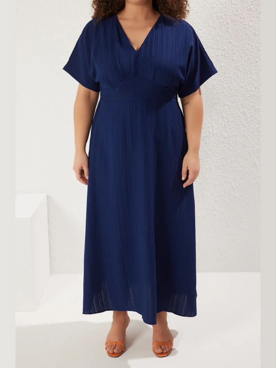 Trendyol Curve Dames Donkerblauw Bloemen Maxi Kort Casual A-lijn Grote maten Jurk marineblauw/blauw, foto 2