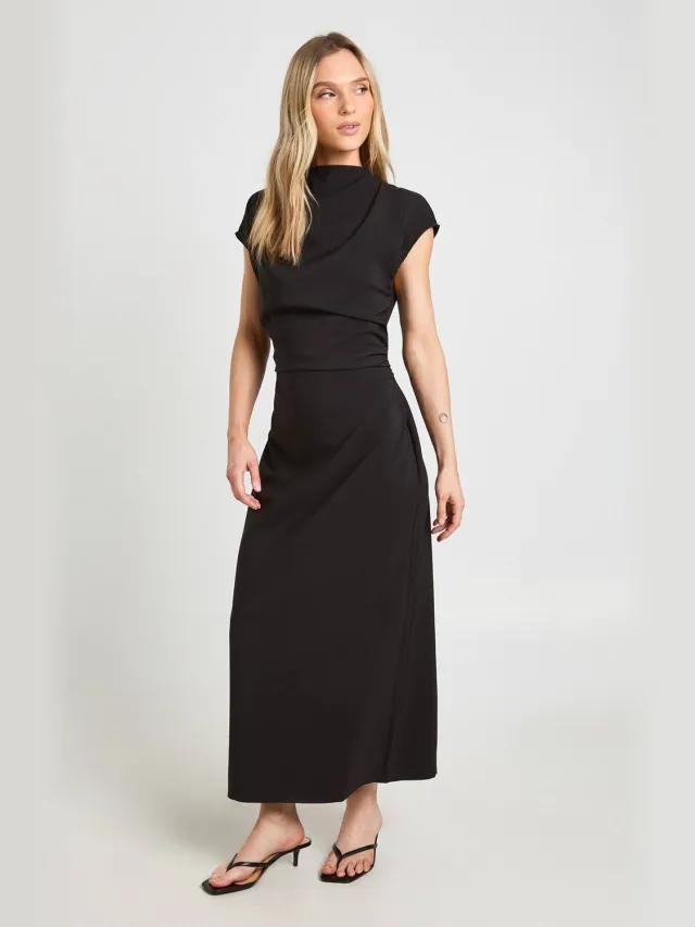 boohoo Dames Petite Midaxi Jurk Met Gerimpelde Taille En Open Rug Zwart