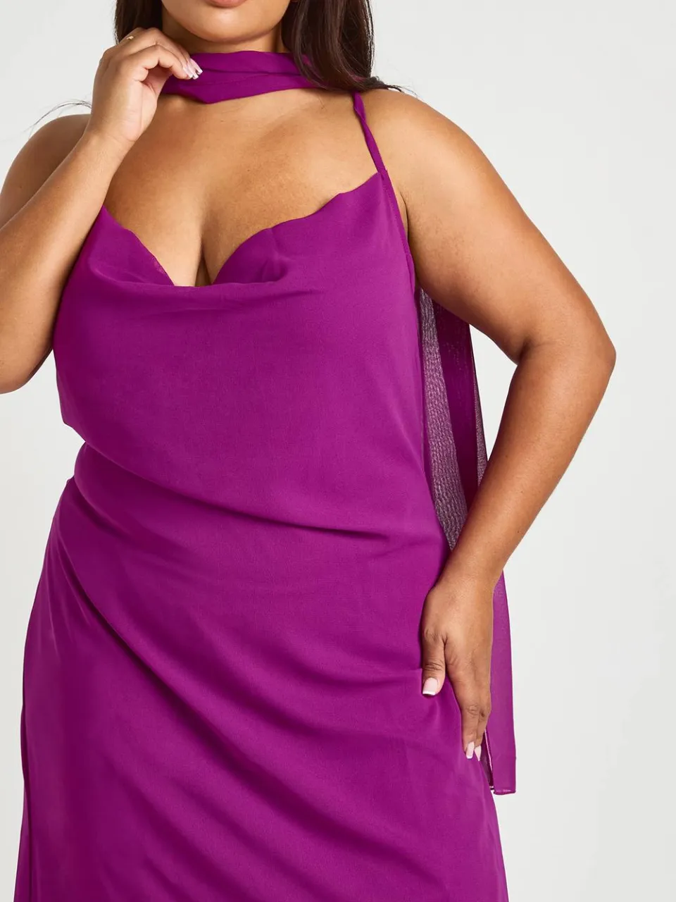 boohoo Dames Plus Chiffon Maxi Jurk Met Waterval Halslijn druif, foto 3