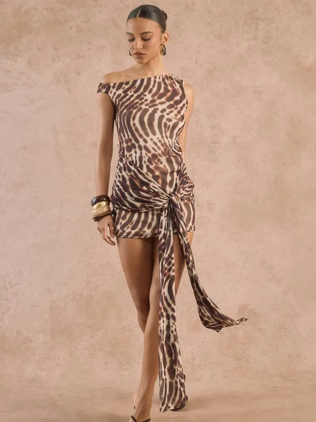 boohoo Dames Dierenprint Asymmetrische Schouder Strikdetail Mini Jurk Bruin