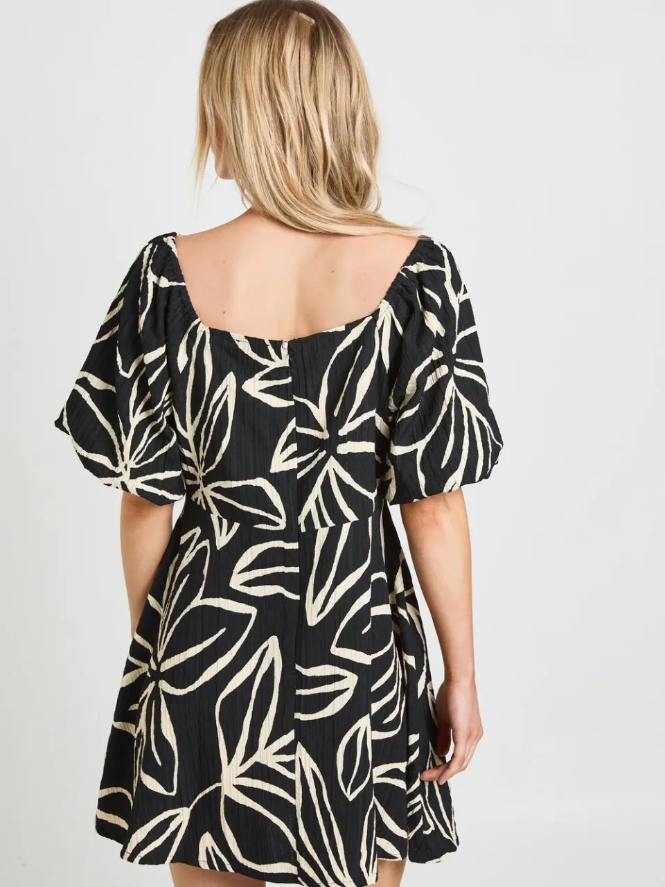 boohoo Dames Petite Gebloemde Getextureerde Volumemouw Mini Jurk zwart, foto 2