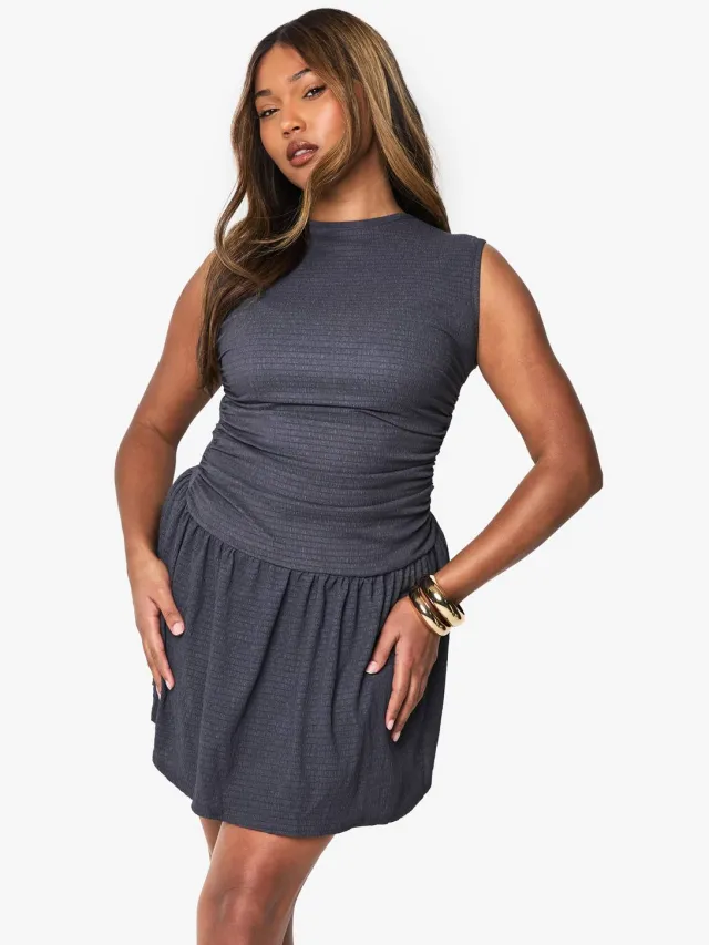 boohoo Dames Plus textuurrijke mouwloze geruched mini-jurk Houtskool