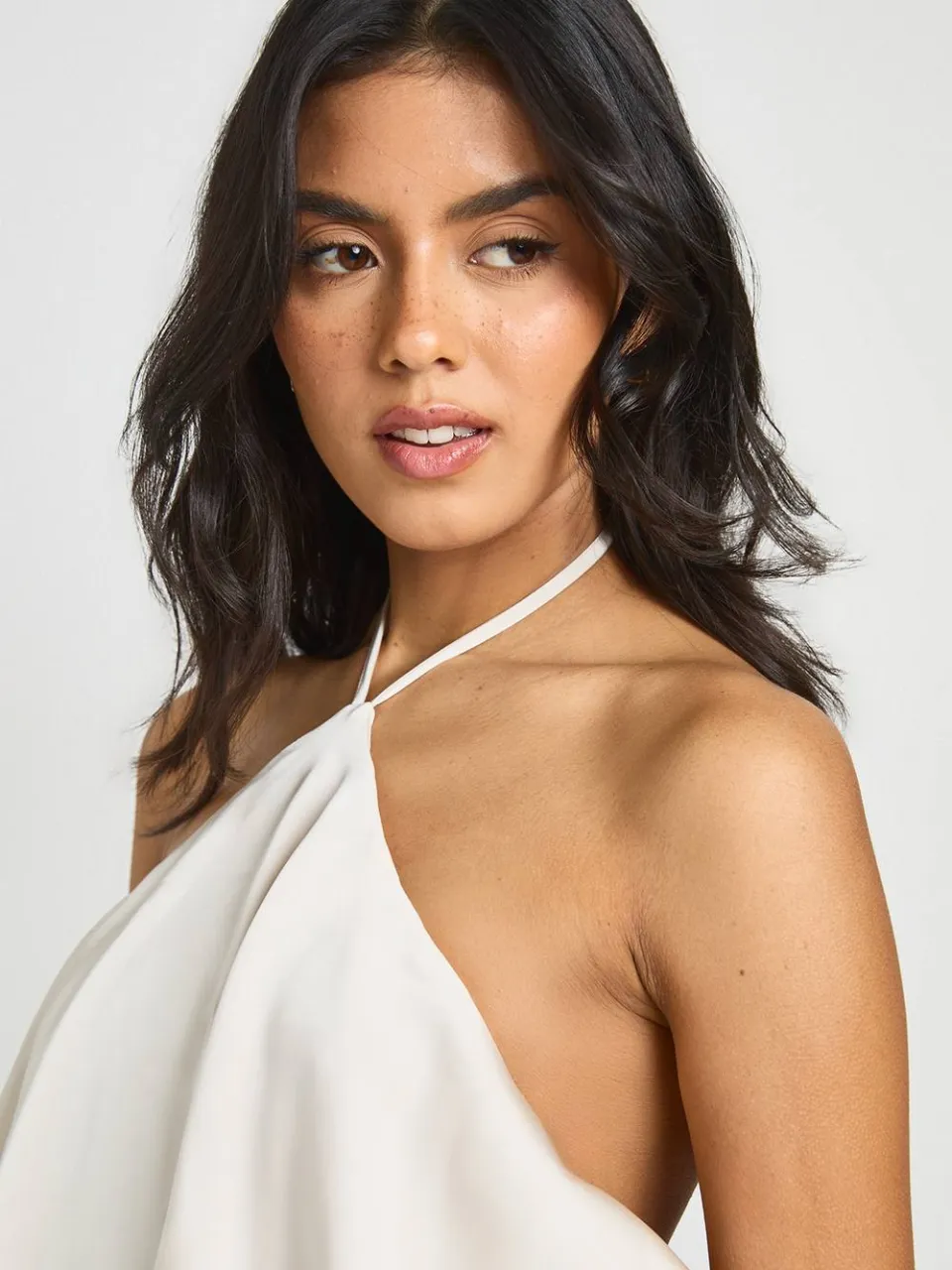 boohoo Dames Satijnen Halterneck Mini Jurk Met Ruches oester, foto 4
