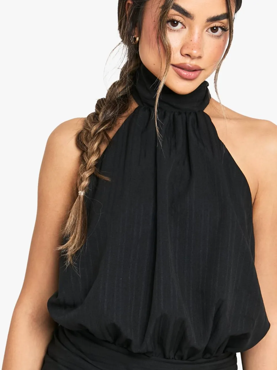 boohoo Dames Getextureerde gerafelde frillrok halterneck mini-jurk zwart, foto 3