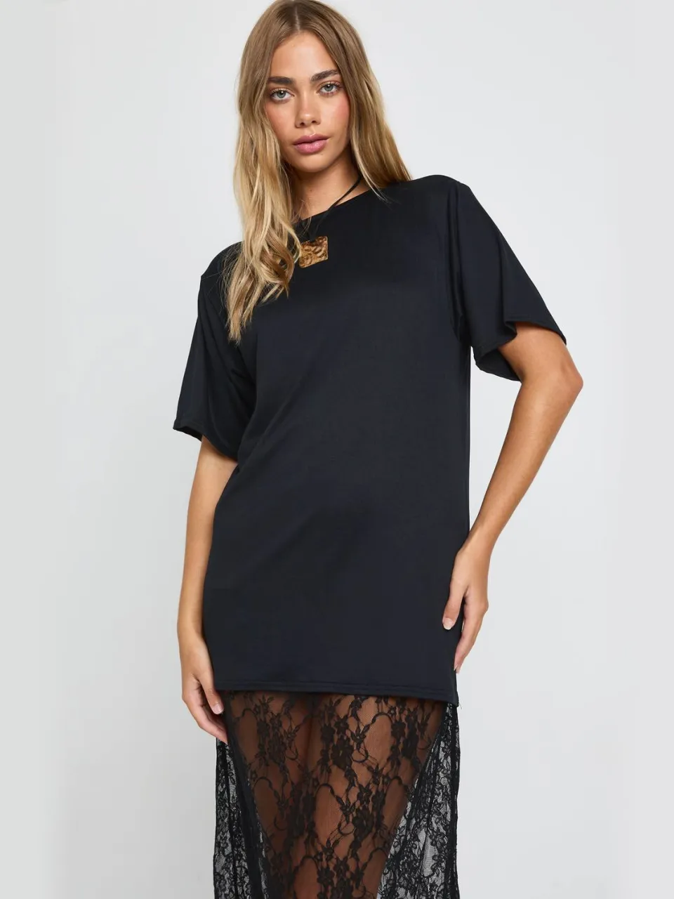 boohoo Dames Petite midaxi T-shirtjurk met kantdetail zwart, foto 2