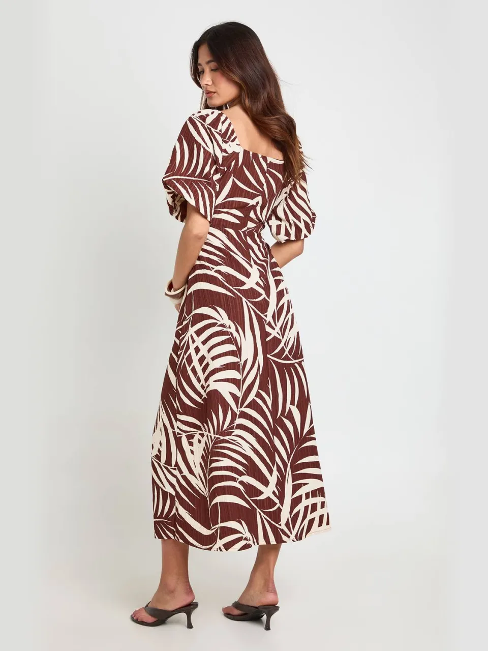 boohoo Dames Midaxi Jurk Met Palmprintstructuur En Volumemouwen chocoladebruin, foto 2