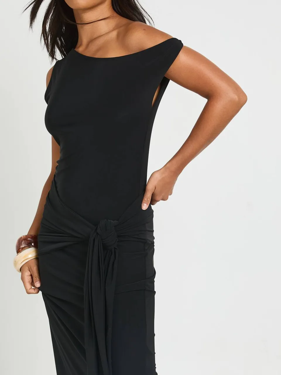 boohoo Dames Petite Slinky Maxi Jurk Met Twist Detail zwart, foto 3